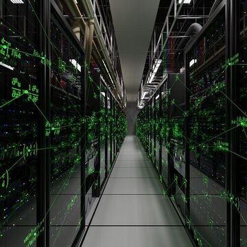 Aufnahme eines Supercomputers mit mathematischen Visualisierungen