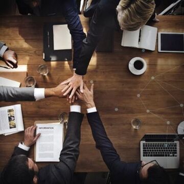 Geschäftsmeeting von Personen, die sich die Hand reichen