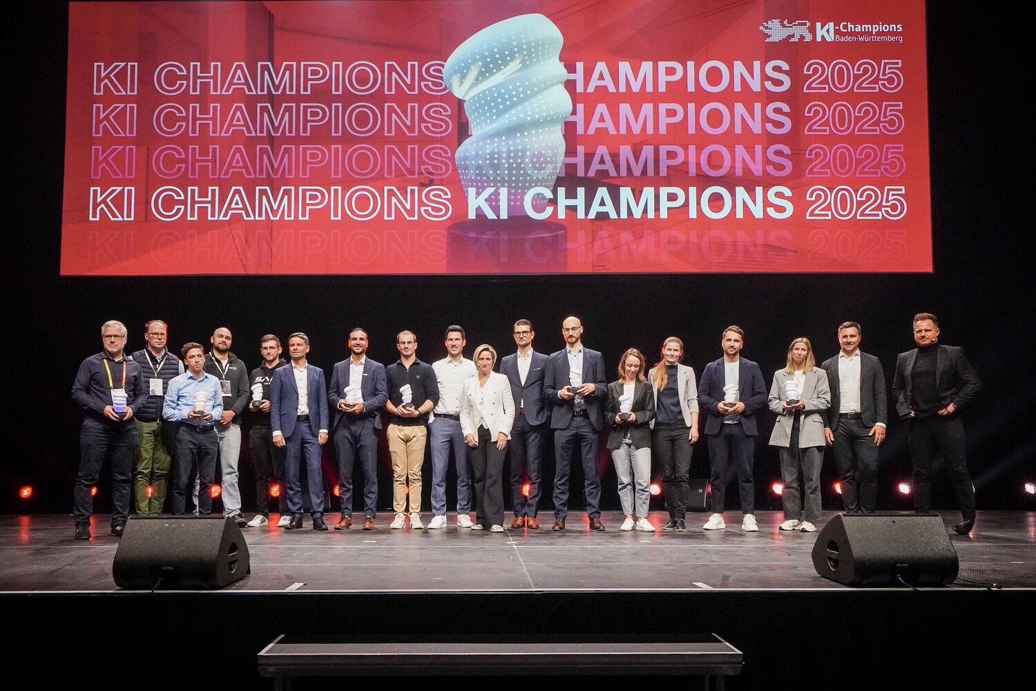 Gruppenbild der KI Champions mit der Wirtschaftsministerin