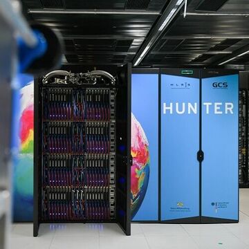 Bild des Supercomputers Hunter mit zwei offenstehenden Panels der Gehäuseverkleidung