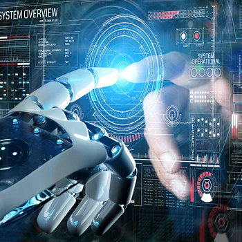 Roboterhand und eine menschliche Hand mit gestrecktem Finger gegenüber einander getrennt durch eine leuchtende Lichtprojektion eines Monitors