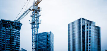 Kran steht vor einer Hochhaus-Skyline