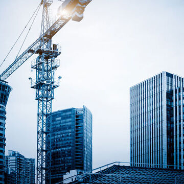 Kran steht vor einer Hochhaus-Skyline