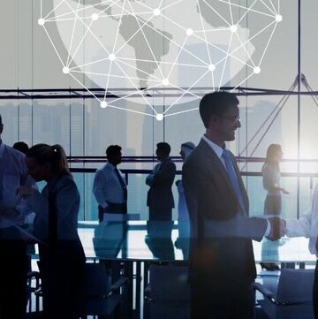 eine Menge an Menschen in einem Networking Event