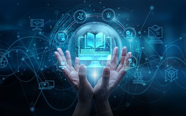 Hand mit virtuellen Symbolen zum Thema Digitales Lernen