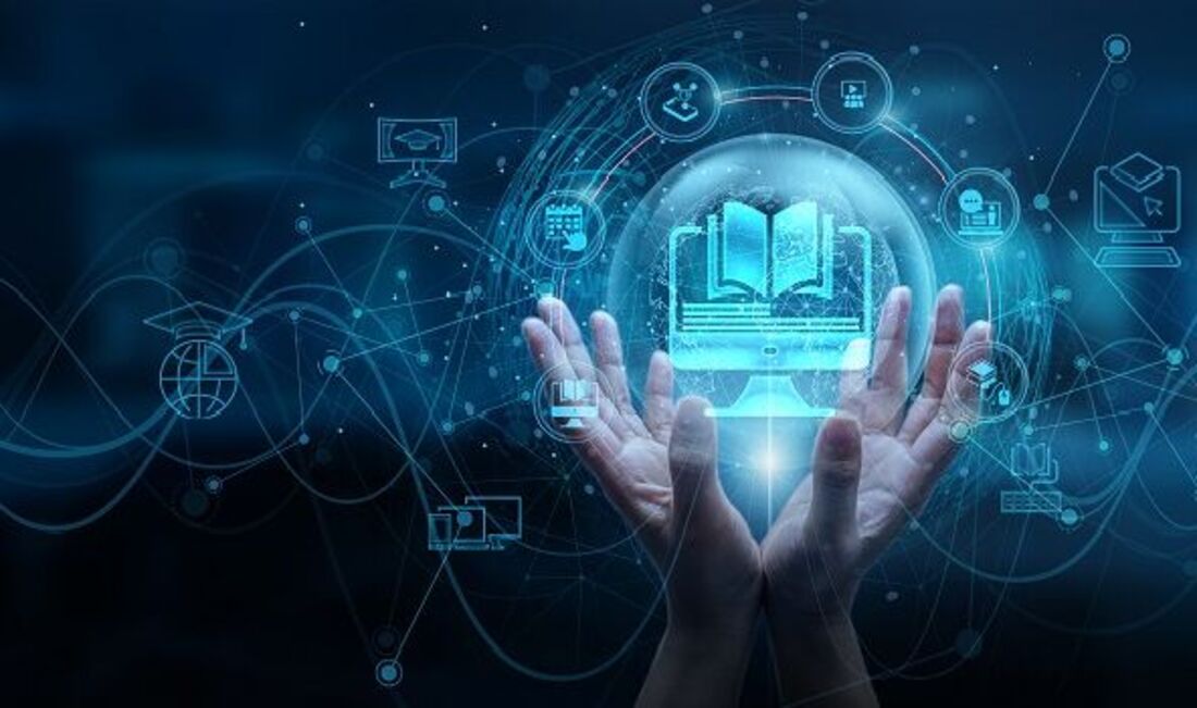 Digitaler Laptop mit Buch gehalten von Händen
