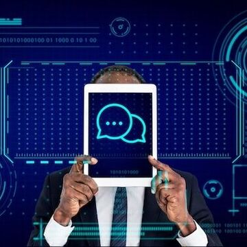 Mann hält ein Tablet vor seinem Gesicht, das einen Chatbot darstellen soll