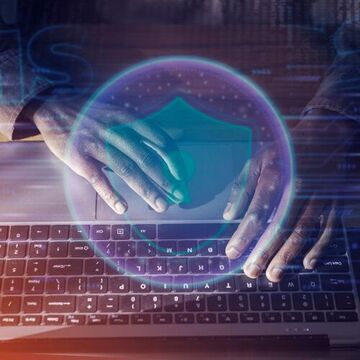 Bild von einer Person am Computer
