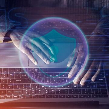 Bild von einer Person am Computer