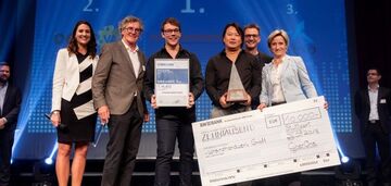 Gewinner CyberOne Hightech Award 2018 wirsindhandwerk.de v.l.n.r. Anja Lange (Moderation), Jürgen T. Siegloch (Vorstand bwcon), Guido Sondern (wirsindhandwerk.de), Andreas Owen(wirsindhandwerk.de), Lars Christiansen (bridgingIT), Dr. Nicole Hoffmeister- Kraut (Ministerin für Wirtschaft, Arbeit und Wohnungsbau Baden-Württemberg) 
