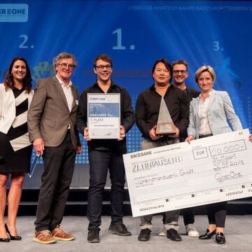 Gewinner CyberOne Hightech Award 2018 wirsindhandwerk.de v.l.n.r. Anja Lange (Moderation), Jürgen T. Siegloch (Vorstand bwcon), Guido Sondern (wirsindhandwerk.de), Andreas Owen(wirsindhandwerk.de), Lars Christiansen (bridgingIT), Dr. Nicole Hoffmeister- Kraut (Ministerin für Wirtschaft, Arbeit und Wohnungsbau Baden-Württemberg) 