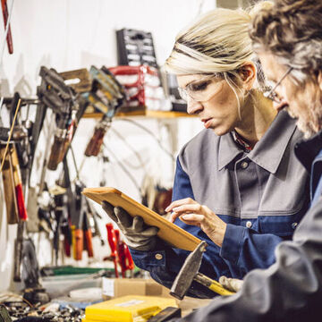 Zwei Personen arbeiten im Handwerk.