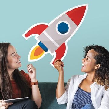 Zwei Frauen halten einen Icon einer Rakete die Start Up Gründungen symbolisieren soll