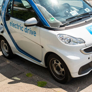Ein Elektrofahrzeug wird aufgeladen.
