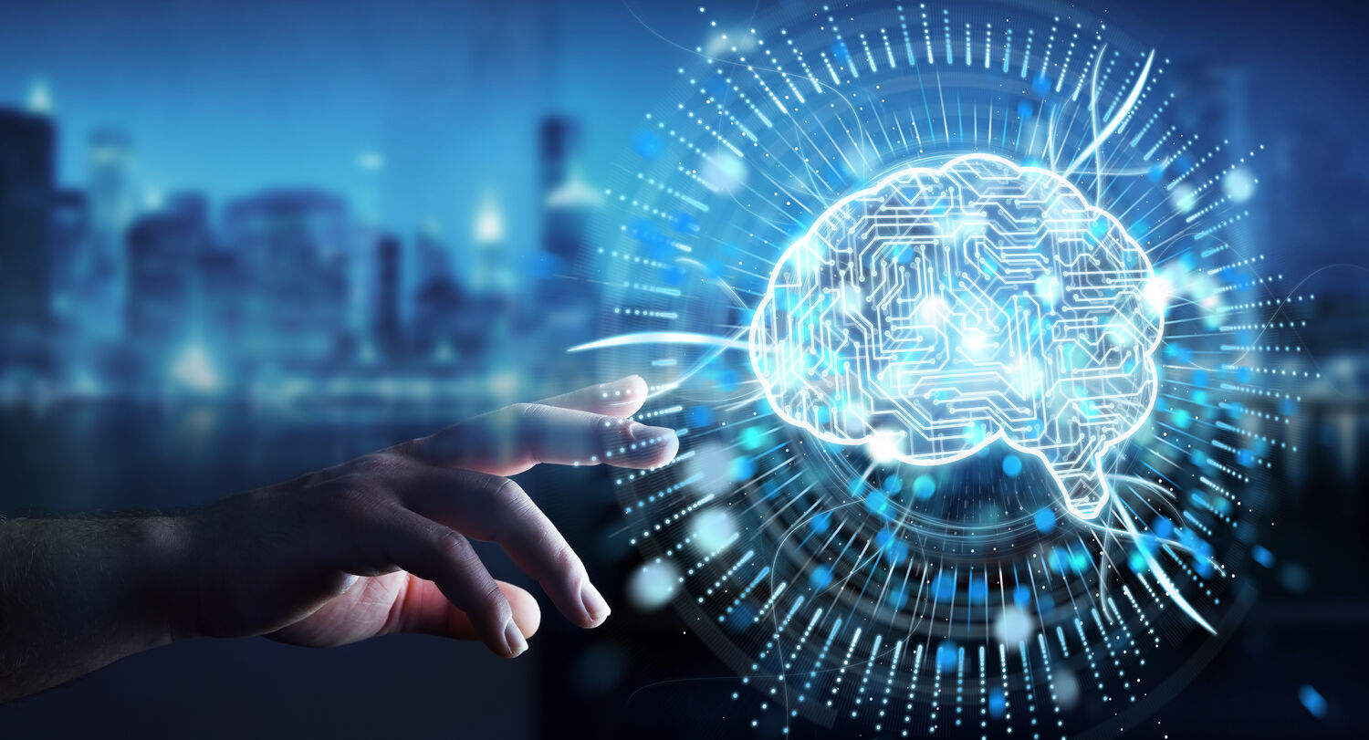 Eine Bildmontage zur Illustration von Künstlicher Intelligenz: Hand zeigt auf ein Gehirn