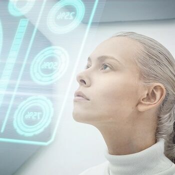 Nahaufnahme einer frau die auf einen holographischen Bildschirm Schaut