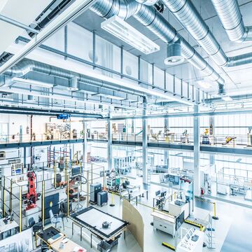 In den Versuchsfeldern der Fraunhofer-Institute IPA und IAO entstehen KI-basierte Anwendungen für Produktion und Dienstleistung. Quelle: Fraunhofer IPA/Foto: Rainer Bez.