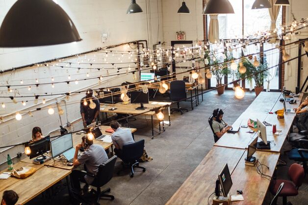 Foto von Shridhar Gupta auf Unsplash Menschen im einen Coworking Space