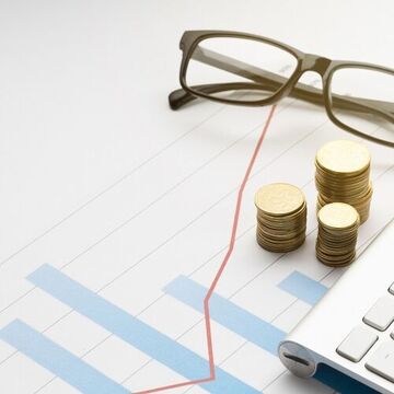 Münzenstapel in der Nähe von Gläsern