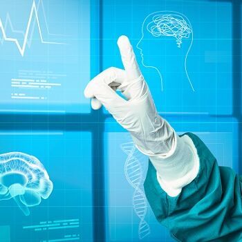 Hand mit medizinischem Einmalhandschuh vor schwebenden Holographischen Displays welche verschiedene Körperteile und Messwerte vereinfacht Darstellen  