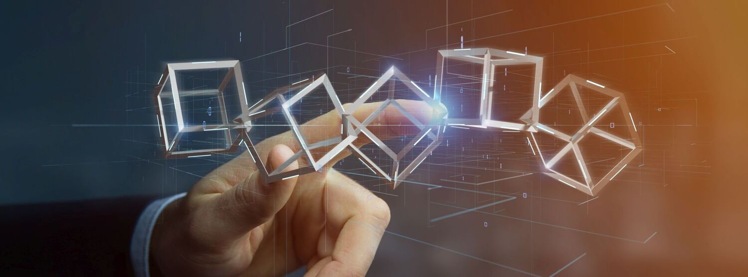 Geschäftsmann hält einen 3D-Rendering-Blockchain-Würfel isoliert auf einem Hintergrund