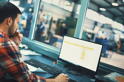 Ein Mann schaut auf einen Produktions-Monitor.
