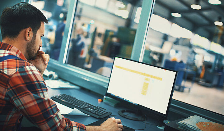 Ein Mann schaut auf einen Produktions-Monitor.