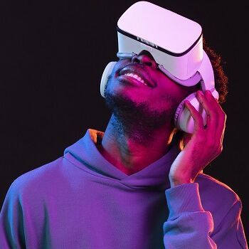 Mann mit VR Brille nach oben blickend