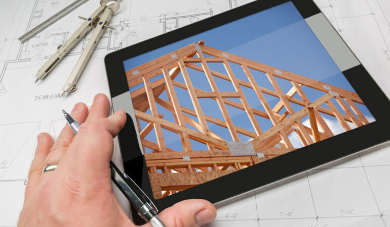 Tablet mit Abbildung einer Dachkonstruktion auf Zeichentisch