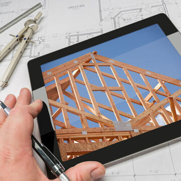 Tablet mit Abbildung einer Dachkonstruktion auf Zeichentisch