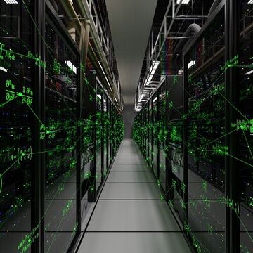 Gang in einem Rechenzentrum mit Racks mit Computern, die Berechnungen durchführen. Grüne grafische Überlagerungen werden angezeigt.