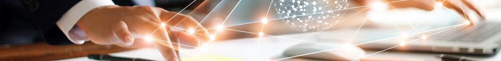 Geschäftsmann berührt einen Laptop. Verwalten der globalen Struktur. Digitale Vernetzung und Datenaustausch am Arbeitsplatz. 