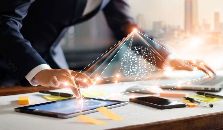 © industrieblick, stock.adobe.com Geschäftsmann berührt einen Laptop. Verwalten der globalen Struktur. Digitale Vernetzung und Datenaustausch am Arbeitsplatz.