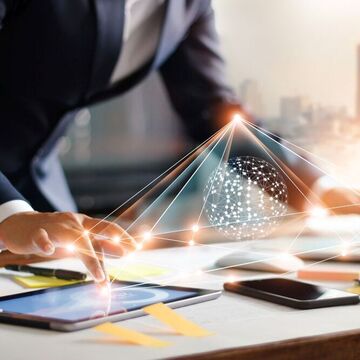 Geschäftsmann berührt einen Laptop. Verwalten der globalen Struktur. Digitale Vernetzung und Datenaustausch am Arbeitsplatz. 