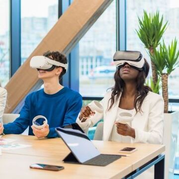 4 Personen probieren VR Brillen in einem Workshop
