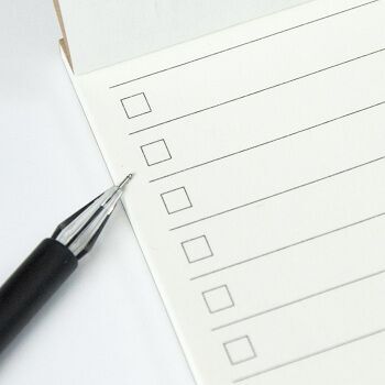 leerer listenplaner mit einem schwarzen Stift im Vordergrund 