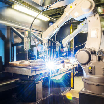 Bild von einem Roboter an einer Produktionsbank. 