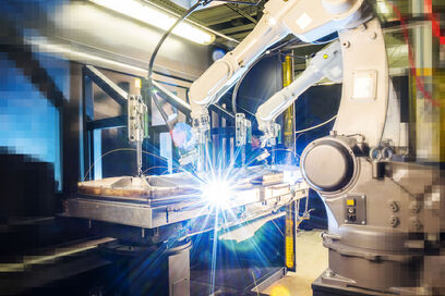 Bild von einem Roboter an einer Produktionsbank. 