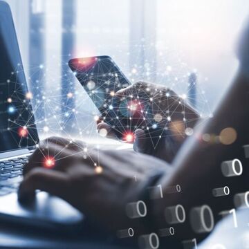 Geschäftsmann berührt einen Laptop. Verwalten der globalen Struktur. Digitale Vernetzung und Datenaustausch am Arbeitsplatz. 
