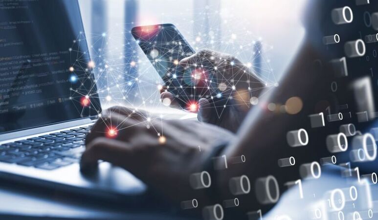 Geschäftsmann berührt einen Laptop. Verwalten der globalen Struktur. Digitale Vernetzung und Datenaustausch am Arbeitsplatz. 