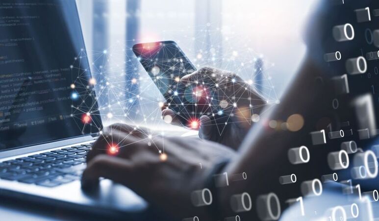 Geschäftsmann berührt einen Laptop. Verwalten der globalen Struktur. Digitale Vernetzung und Datenaustausch am Arbeitsplatz. 