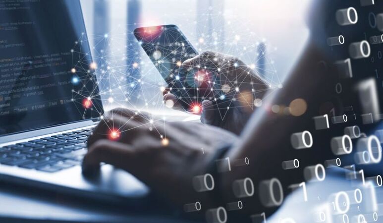© industrieblick, stock.adobe.com Geschäftsmann berührt einen Laptop. Verwalten der globalen Struktur. Digitale Vernetzung und Datenaustausch am Arbeitsplatz.
