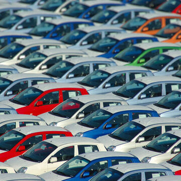 Viele Neufahrzeuge stehen auf einem Parkplatz