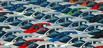 Viele Neufahrzeuge stehen auf einem Parkplatz