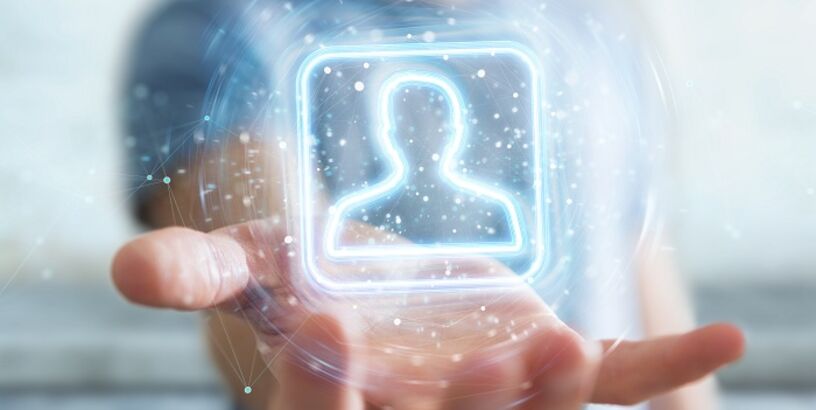 Mann, der eine digitale blaue holografische Benutzeroberfläche mit 3D-Rendering verwendet.