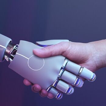 Roboter Hand schüttelt Menschen Hand 
