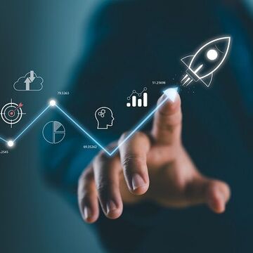 Mann zeigt auf einen virtuellen Bildschirm mit digitalen Symbolen und einer Rakete.