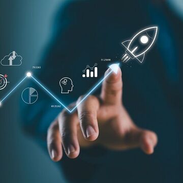 Mann zeigt auf einen virtuellen Bildschirm mit digitalen Symbolen und einer Rakete.