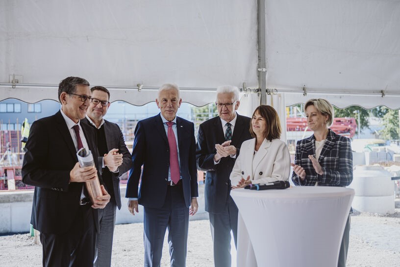 Grundsteinlegung für das erste eigene Gebäude 