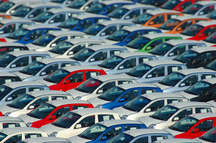 Viele Neufahrzeuge stehen auf einem Parkplatz